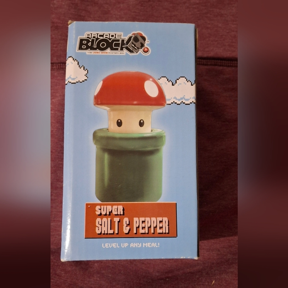 Super Mario Brosthers Mushroom & Pipe Salt & Pepper Shakers.